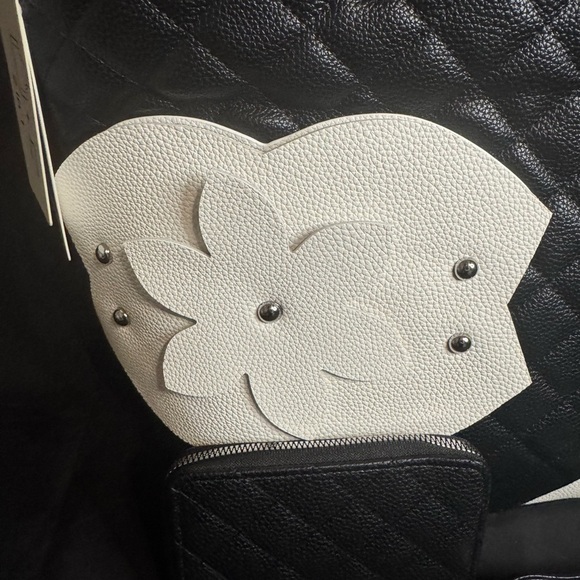 Elegant Black and Cream Quilted Women's Bag Set - Picture 4 of 6